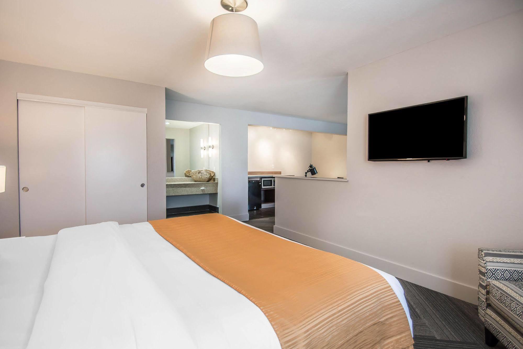 Quality & By The Parks Hotel 3*